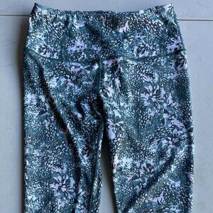 Gaiam High Rise Camo Capri Leggings S Black Grey Pockets Yoga Workout Active